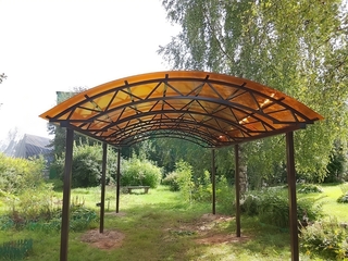 Арочный навес из поликарбоната для дачного участка