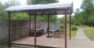 Арочный навес с поликарбонатом для зоны отдыха на дачном участке